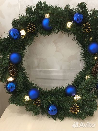 Новогодние игрушкам и гирлянды