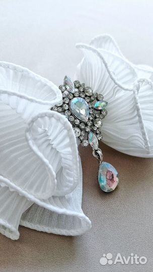 Большой белый бант из шифона на заколке