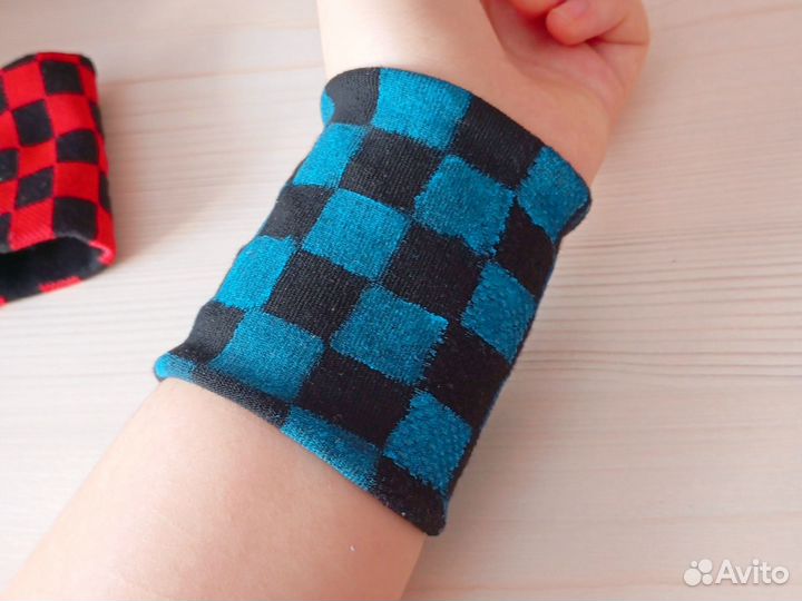 Напульсники в клетку