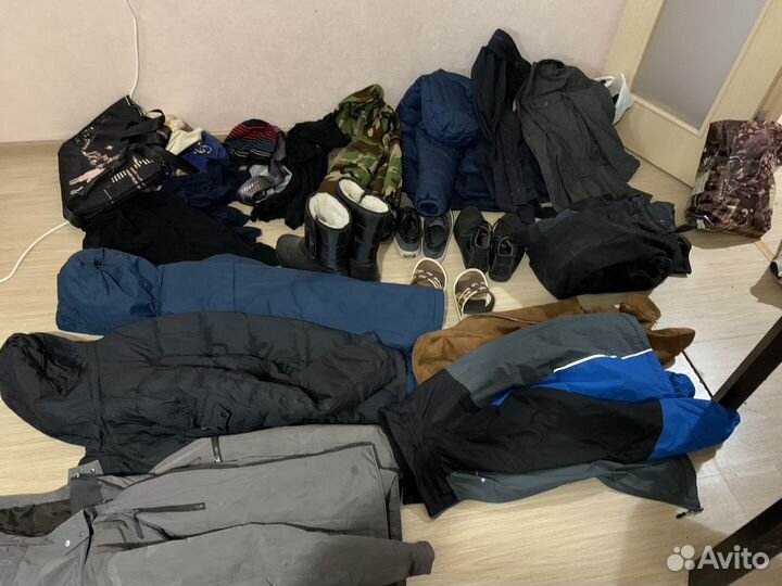 Куча вещей, крутки, ботинки, ветровки