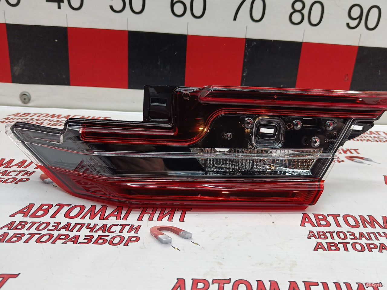 Фонарь крышки багажника правый Toyota Camry 80