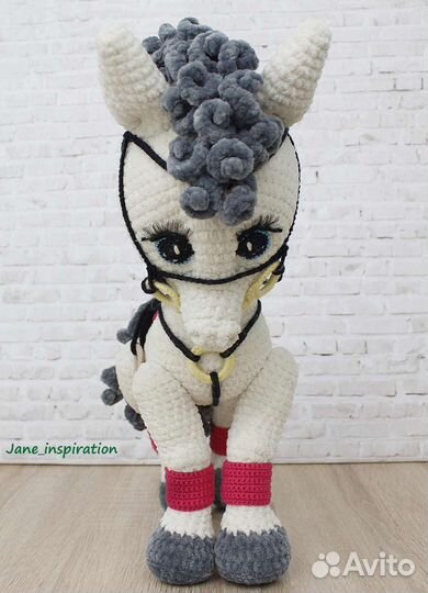 Конь плюшевый