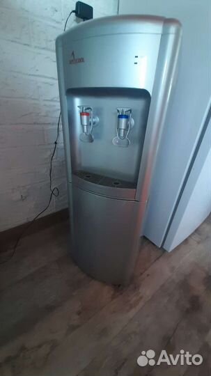 Кулер для воды напольный