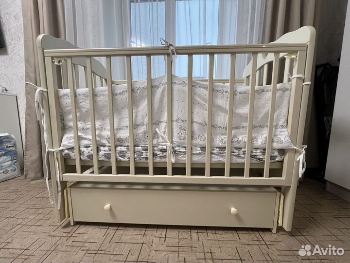 Детская кроватка с маятником и ящиком