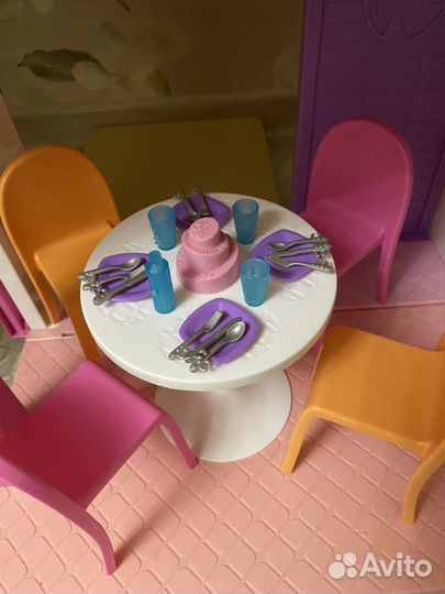 Большой кукольный домик с мебелью