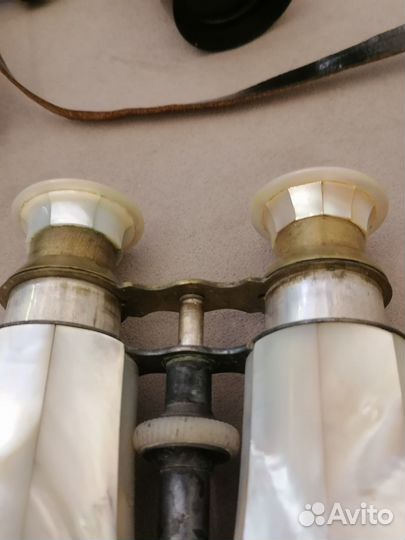 Старинный коллекционный бинокль. перламутр латунь