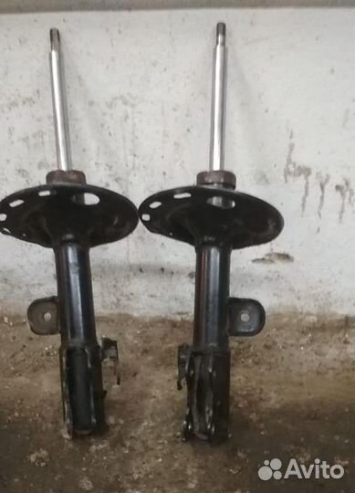 Две передние стойки Toyota RAV4