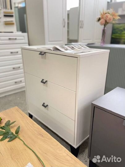 Комод белый с ящиками