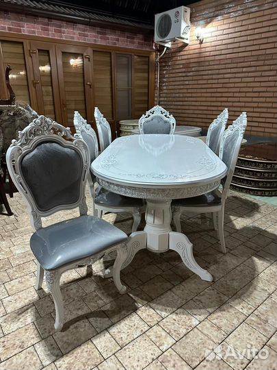 Стол и стулья 