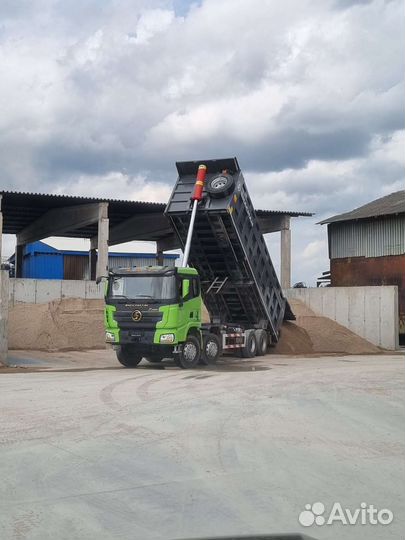 Водитель самосвала