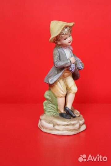 Статуэтка мальчик с виноградом фарфор бисквит.Capo