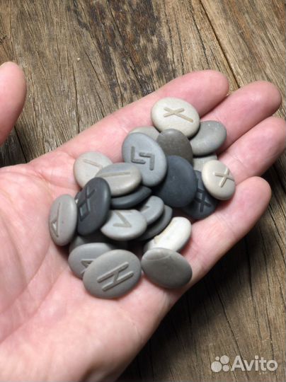 Скандинавские руны из камня