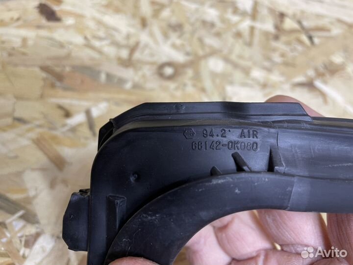 Внутренняя резинка стекла задняя правая Toyota Hil