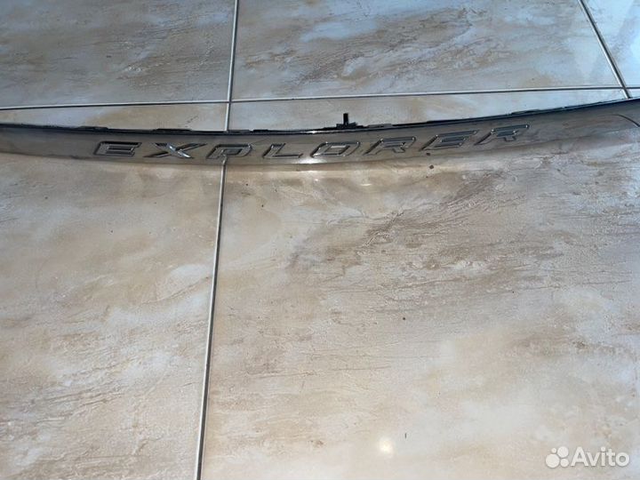 Накладка крышки багажника Ford Explorer V