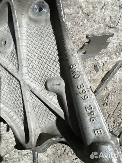 Кронштейн подрамника правый левый Audi A4 A5 8W B9