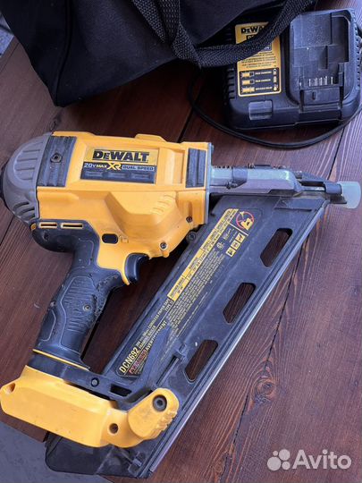 Аккумуляторный гвоздезабивной пистолет dewalt