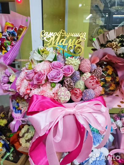 Клубника в шоколаде с цветами