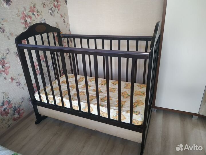 Детская кроватка с матрасом