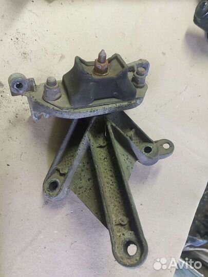 Подушка коробки кронштейн Renault Logan 1