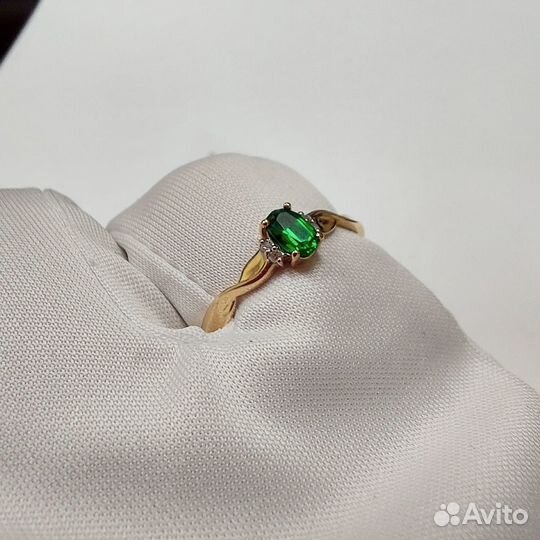 Кольцо с природным камнем Золото