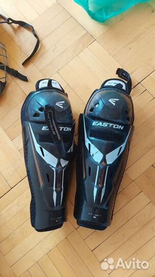 Шлем, трусы, краги, наколенники