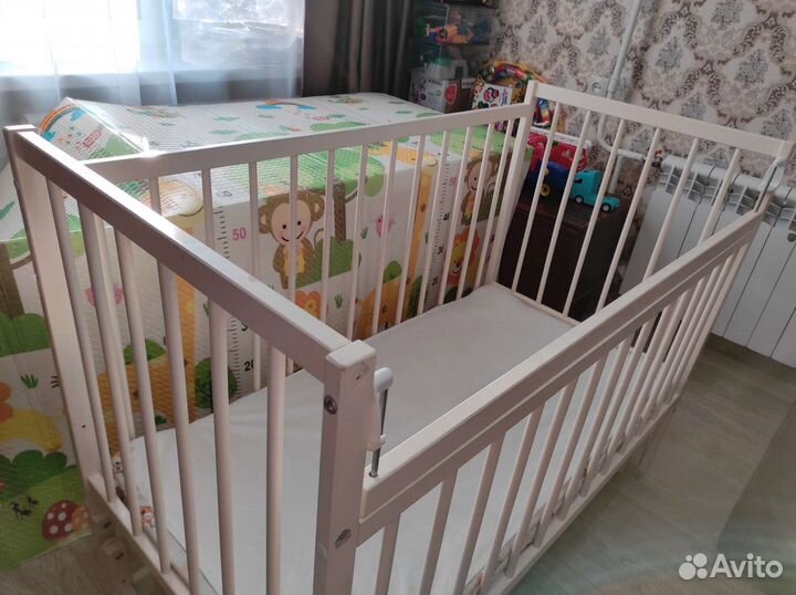 Детская кроватка с продольным маятником