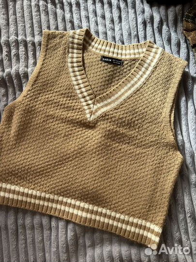 Трикотажный жилет с v-образным воротником 42-44