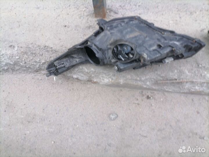 Фары левая правая toyota avensis 2011, до рест