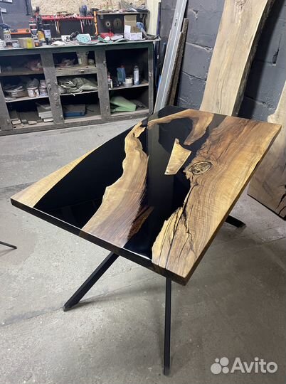 Стол из слэба и смолы