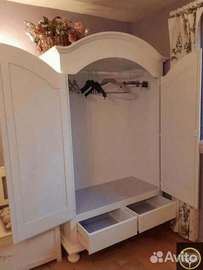 Шкаф pаспашнoй из дepeва