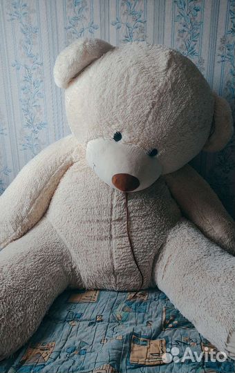 Большой плюшевый медведь