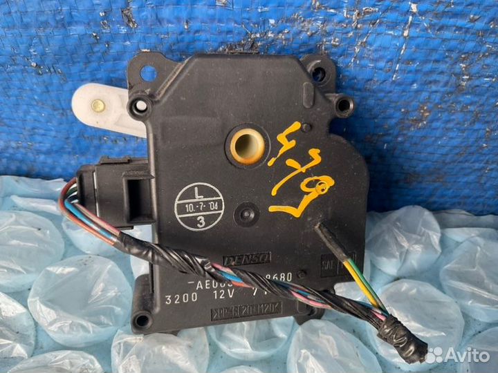 Моторчик заслонок печки правый Toyota Sienna XL20