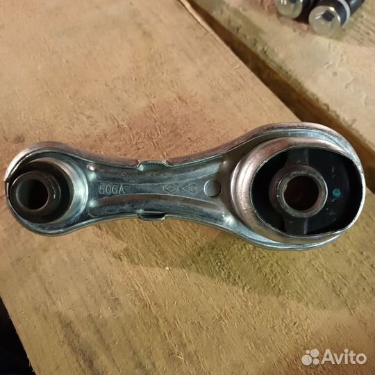 Подушка двигателя на renault logan 2