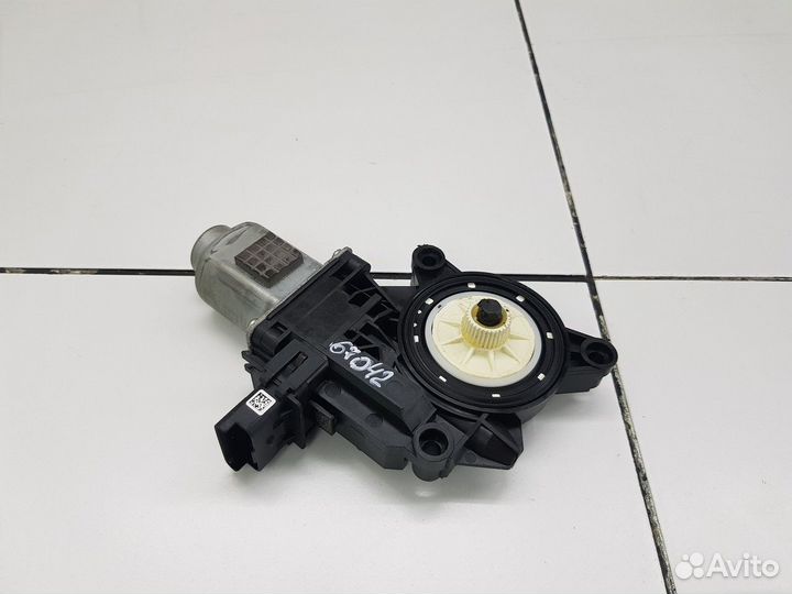 Моторчик стеклоподъемника задней правой двери