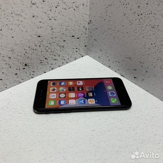 Apple iPhone SE (2020) 3/64 Гб Смартфон