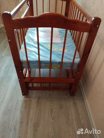 Детская кроватка с маятником
