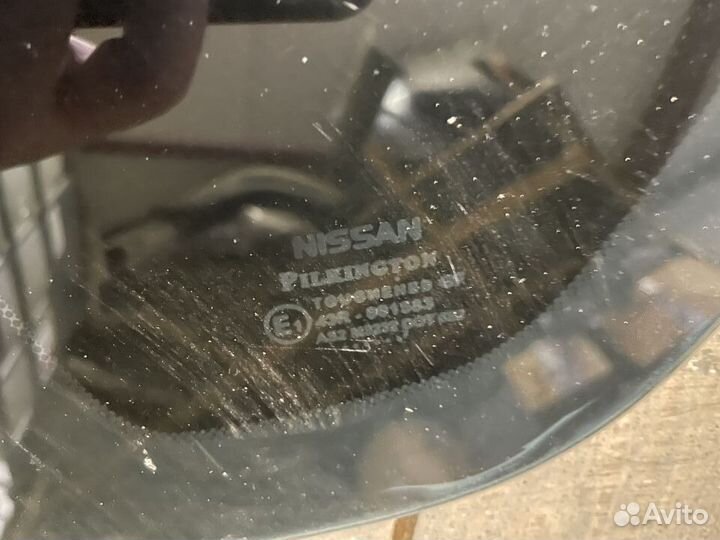 Стекло кузовное глухое левое Nissan Note e11 06-13