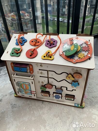 Развивающие игрушки бизиборд домик
