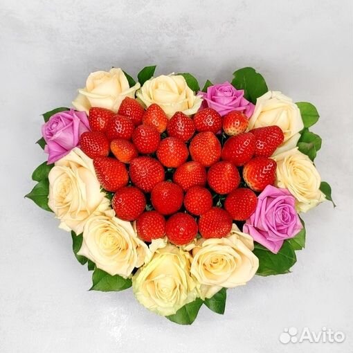 Набор с клубникой и розами. Роскошный подарок