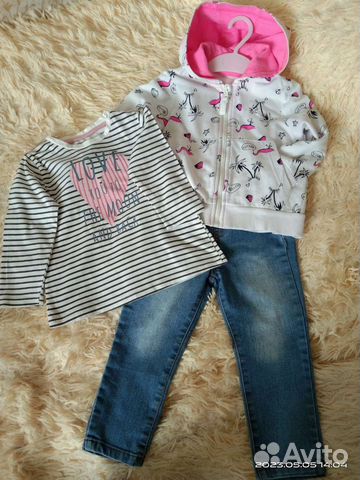 Толстовка и джинсы