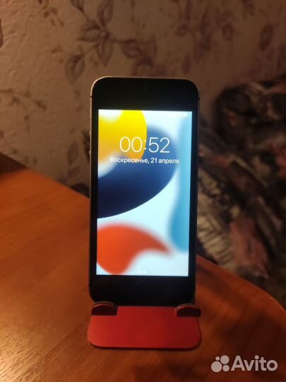 iPhone SE, 64 ГБ