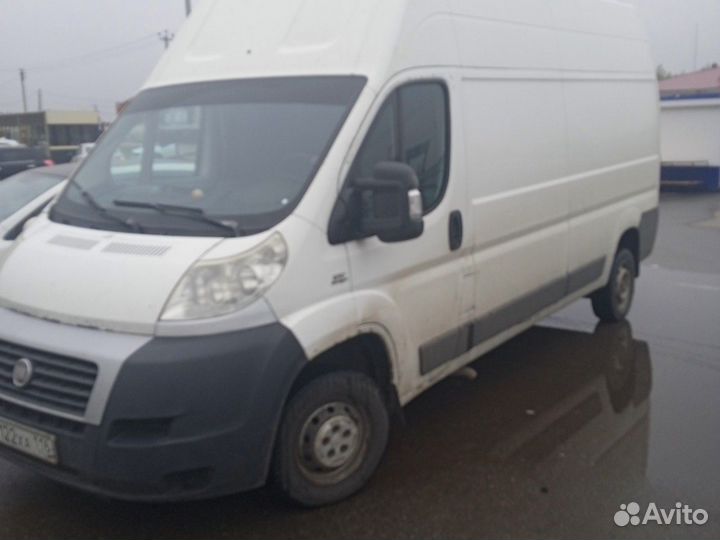 Водитель со своим авто Фиат Дукато