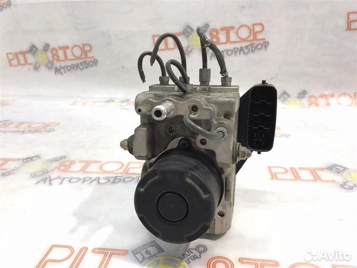 Блок ABS под капотом Toyota Windom (MCV30) 2001-2