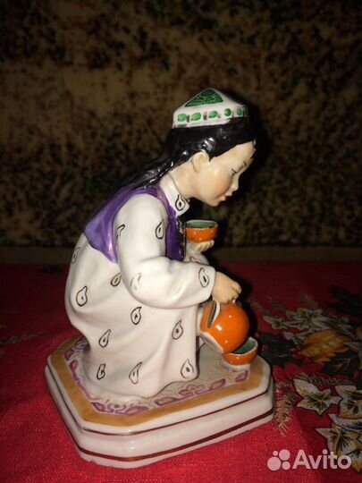 Статуэтка «Маленькая хозяйка» (Узбечка с чайником)