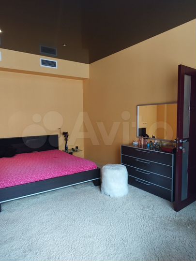 Дом 394 м² на участке 2,5 сот.