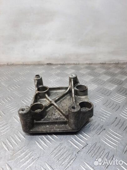 Кронштейн компрессора кондиционера Peugeot 307