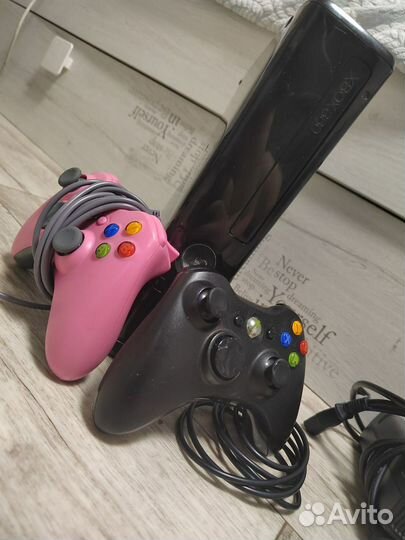 Xbox 360 с играми, и 2 геймпада