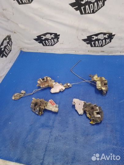 Замок двери Nissan Primera P10