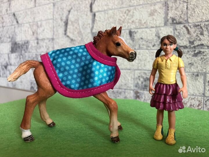 Девочка с жеребенком schleich