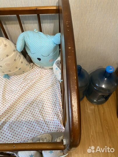 Детская кроватка с маятником
